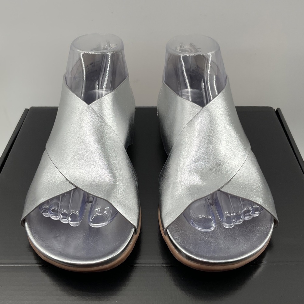 Kenneth Cole REACTION Selena Metallic Silver Crossover Flat Sandals Womens 7